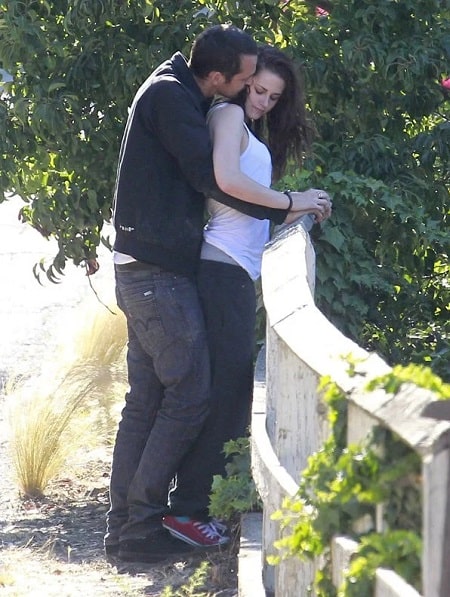 A picture of Kristen Stewart and Rubert Sanders dating on public.